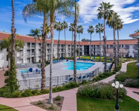 ダブルツリー バイ ヒルトン ホテル ベーカーズフィールド ベーカーズフィールドのホテル