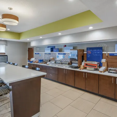 Holiday Inn Express & Suites CINCINNATI-BLUE ASH by IHG