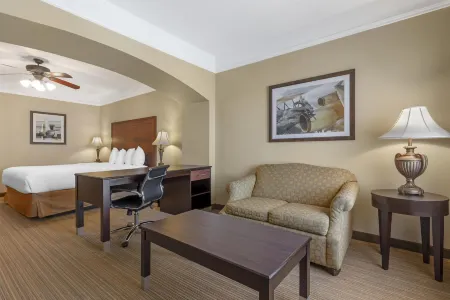 Best Western Plus Monica Royale Inn  Suites Отели в г. Хант