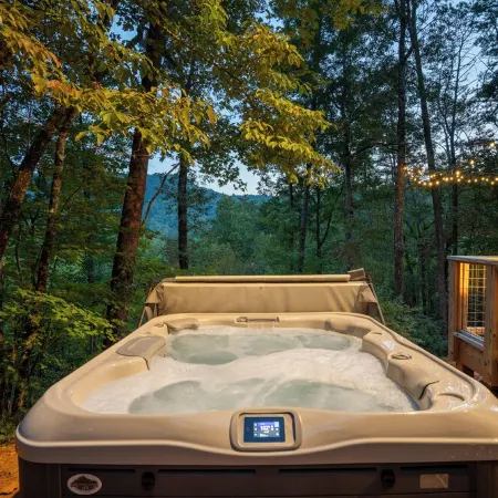 Luxury Cabin- Hot Tub, Mtn Views from Every Window, Mins to Clayton