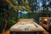 Luxury Cabin- Hot Tub, Mtn Views from Every Window, Mins to Clayton