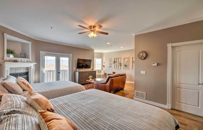 Large, Cozy Midway Studio w/ Mountain Views!