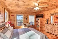 Wheelchair-Accessible Murphy Cabin w/ Fire Pit! - Homestays