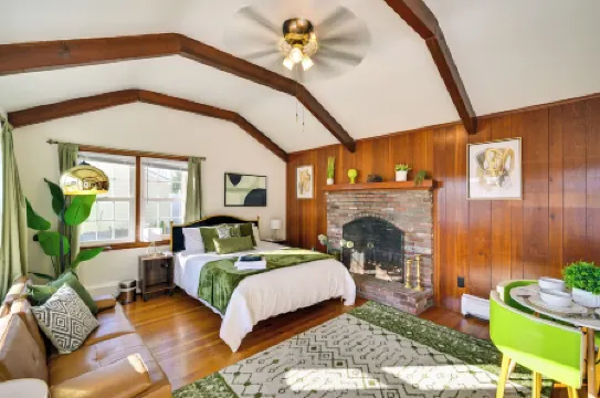 1 Mi to Downtown Salem: Studio w/ Fire Pit Access