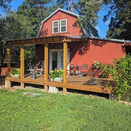 The Barn at Toad Hill. Pet friendly, close to Smokies, Airport. Brand new!