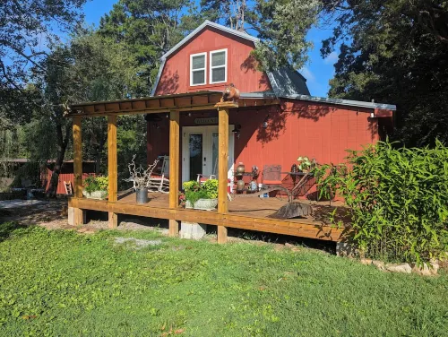 The Barn at Toad Hill. Pet friendly, close to Smokies, Airport. Brand new!