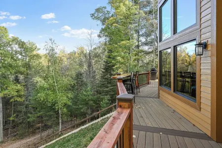 Eagles Bluff 6 Br Lakefront Cabin on 20 Acres