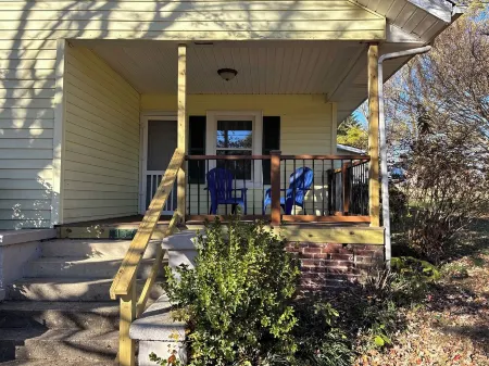 The Vineyard House - Quiet and Quaint Full House Отели в г. Тоаст