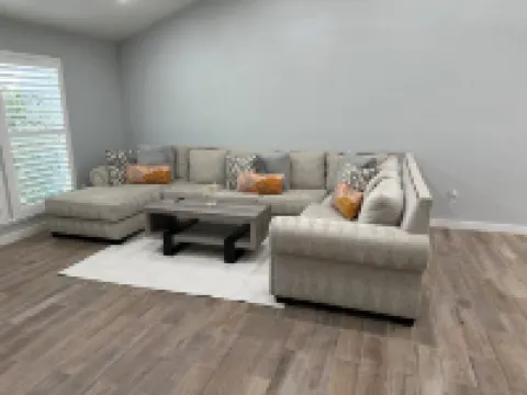 Spacious cozy Oasis retreat with private pool  Backyard