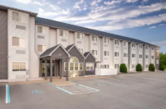 Spark by Hilton Clarion Hotels in Monroe Township