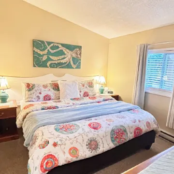 Oceanfront Cottage: Private Dock, Beach Access, Hot Tub, BBQ & Free Kayaks