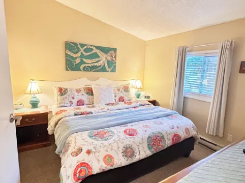 Oceanfront Cottage: Private Dock, Beach Access, Hot Tub, BBQ & Free Kayaks