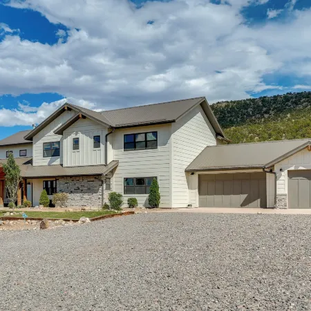 Nat'l Forest Access & Mtn Views: Family Eagar Home