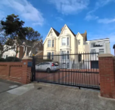 帶電動車充電器的兩臥室閣樓公寓