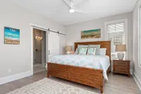 Luxury Beach Condo 5 Min Walk to Beach & Shops! - Wifi