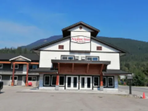 Alpine Inn & Suites Hotels near Revelstoke Community & Aquatic Centre