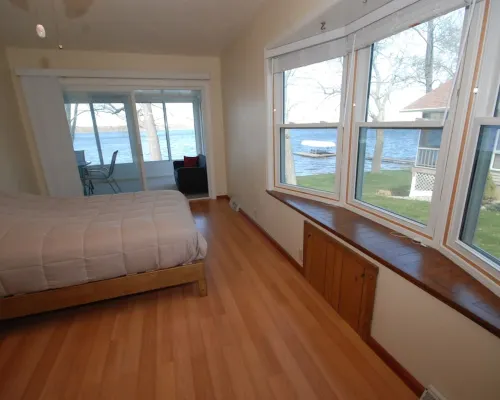 Lake House with Sandy Beach and Amazing Sunsets Ξενοδοχεία στην πόλη Barry County