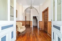 Victorian Manor: Downtown Apt, near Silver Springs & Fort King Historic Park
