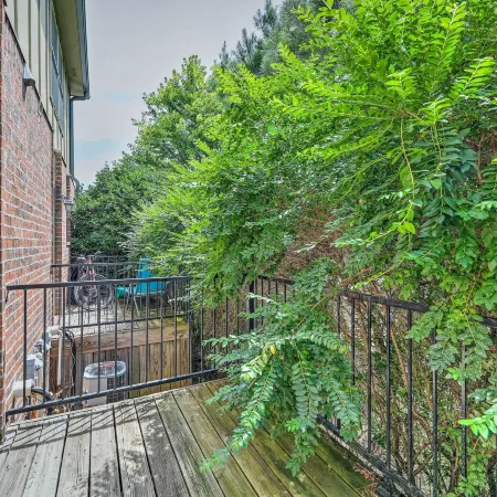 Charming Springdale Townhome ~ 5 Mi to Dtwn!