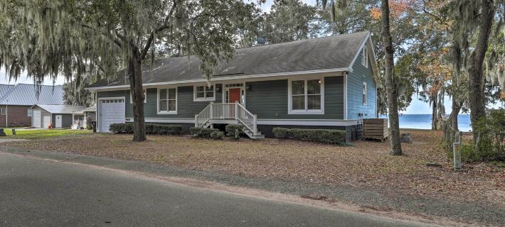 Lakefront Retreat w/ Game Room & Private Dock! Hotéis em Berkeley County