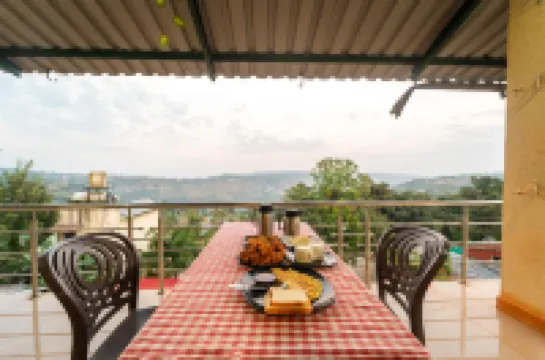 Strawberry County Hotels in Bhilar