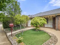 Charming 3-Bed Family Home with Amazing Garden Hotels in Werribee