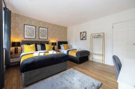 Spacious Apartment Near MCR Airport