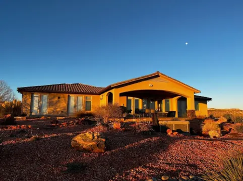Inspiring Views! Luxury, Serenity, Hot Tub, Lake Powell, Antelope,EV CHG