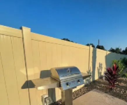 Lazy Palm-Free Beach Pass! Pool! 1/2 Mile to Marshwalk and Marina! 3 King Bdrms!