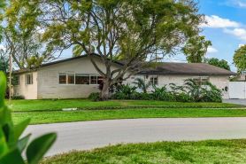 Tropical Luxe Oasis with Warm Pool,5 Bedr 3 Bath& Mini Golf, Impact Windows