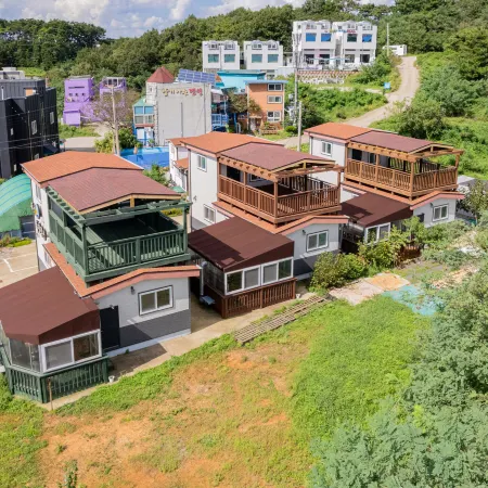 Daebudo Island (Seonjaedo) Mokseom Pension Отели рядом с достопримечательностью «Загородный клуб Island»
