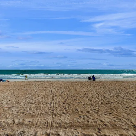 Newly Renovated Oceanfront Condo with Balcony, WiFi, W/D & Shared Pool/Tennis