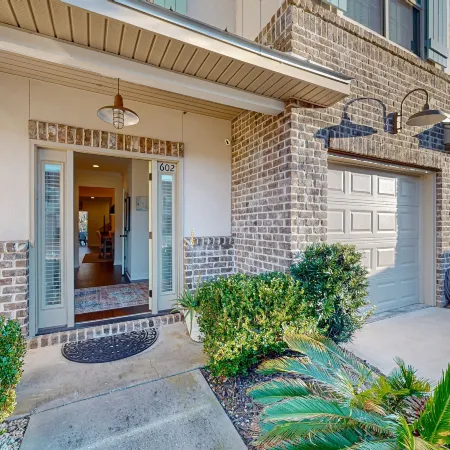 Cozy Island Townhouse W/screened Porch, Shared Pool, & Serene Pond Views