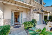 Cozy Island Townhouse W/screened Porch, Shared Pool, & Serene Pond Views Hotels in 