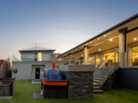 Striking Luxury Home With Garden & BBQ Hotels in Margate