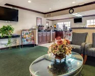 Econo Lodge Inn & Suites - parking