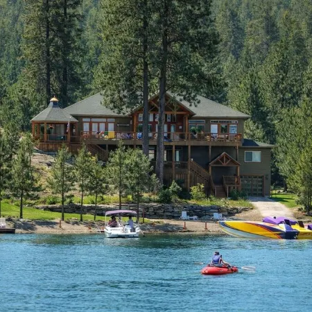 Waterfront Paradise Lodge: Private Dock, Pickleball, Volleyball, Fire Pit Nights