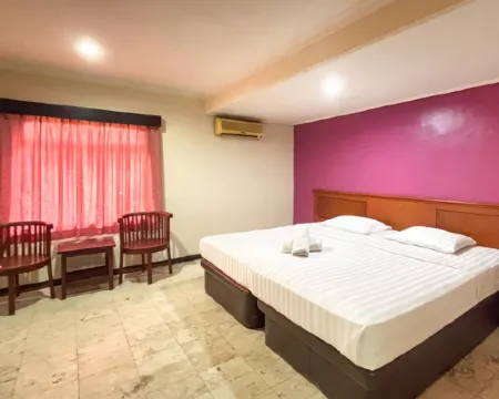 Hotel Pasar Besar RedPartner near Tugu Pahlawan Hotels in Bubutan