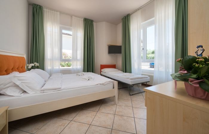 HOTEL MAX  LAZISE