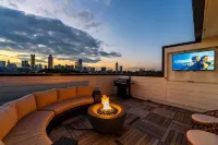 Luxurious Midtown Home Rooftop Views by Silverx - Bungalow