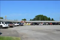 Green Acre Motel by OYO Near Rush County Airport - โมเทล