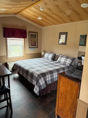 Kara Creek Ranch - King Bed Cabin with Kitchen #6