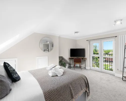Stylish 5 Bed Surrey Home with Garden Hotels in Leatherhead
