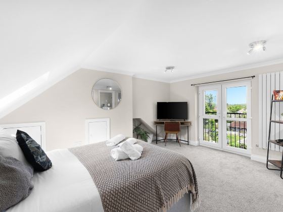 Stylish 5 Bed Surrey Home with Garden