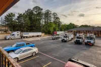 Days Inn & Suites by Wyndham Marshall - parking
