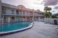 Budget Inn - piscine