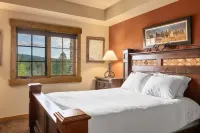 Top Floor Views w Hot Tub Golf Course - 4-Star