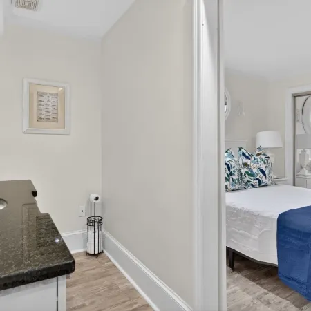 River Room Getaway On Front Street - Suite C 1 Bedroom Apts