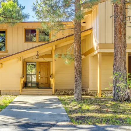 Mammoth Lakes Vacation Rental: 1 Mi to Ski Area!