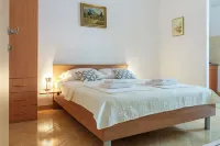 Studio for 2 People - Split Region with Sea View - Close to Commodities - Parkplatz